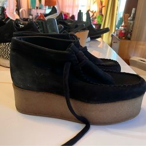 Clarks-Wallabee Elvtd Black Leather 8.5